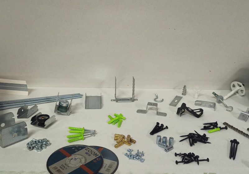 Tornillos, cuelgues y accesorios utilizados en la instalación de pladur.
