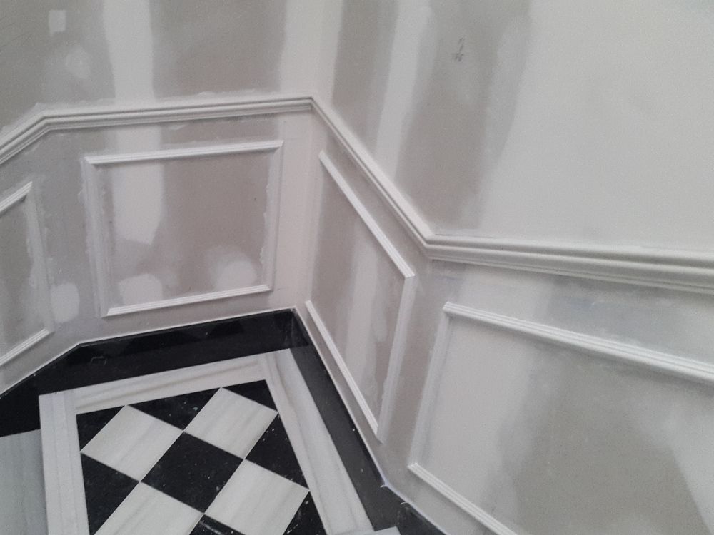Baquetones decorativos en una subida de escalera.