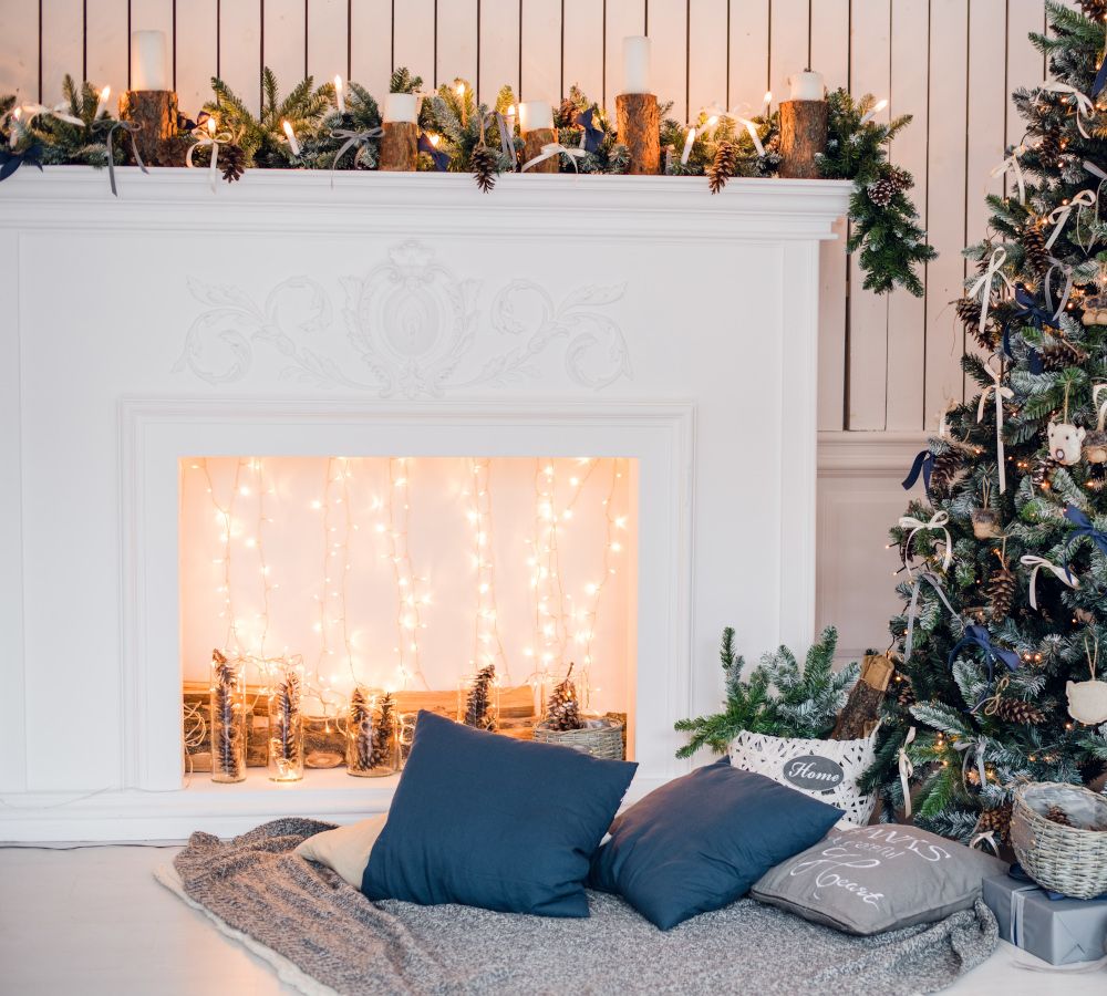 Chimenea de escayola adornada con elementos navideños.