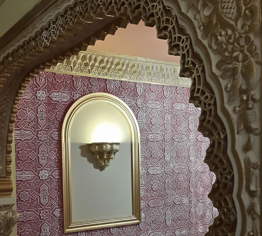 Arco, moldura y baquetones con decoración árabe.