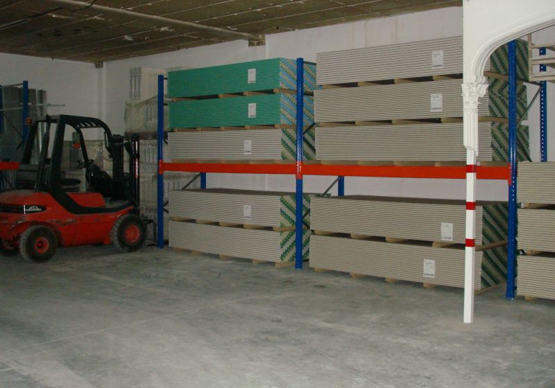 Almacén de Escayolas Arias donde se ven los paneles de pladur. Materiales y herramientas utilizados en nuestros trabajos.