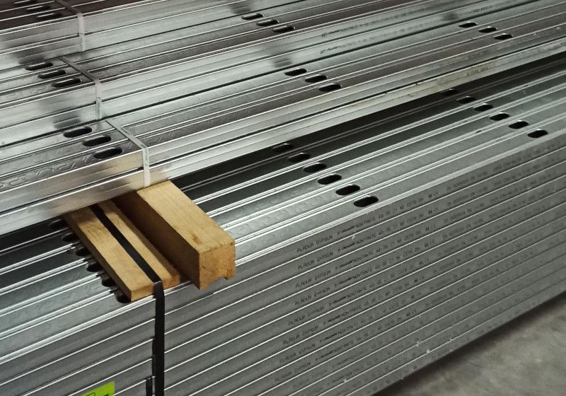 Primer plano de materiales utilizados en los trabajos de pladur.