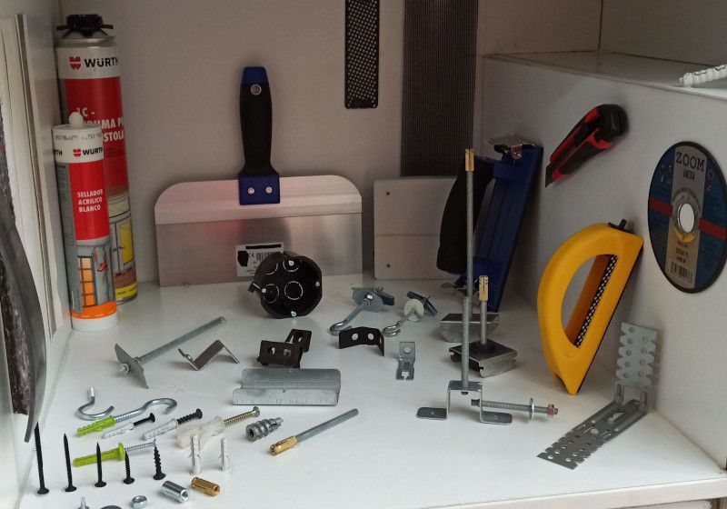 Materiales y herramientas utilizados en la instalación de pladur.