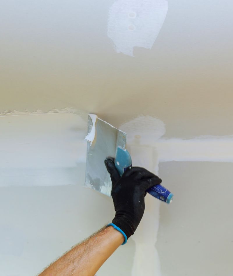 Primer plano de un operario haciendo una instalación de pladur.