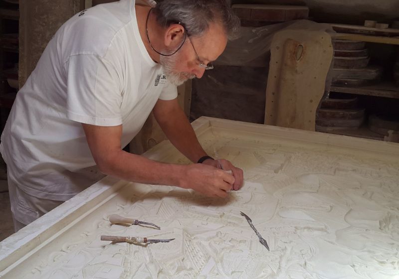 Trabajando en el taller en una pieza de escayola.