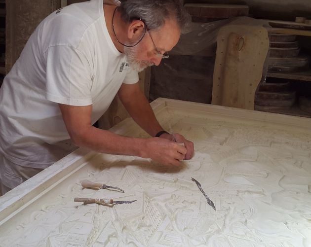 Trabajando en el taller en una pieza de escayola.