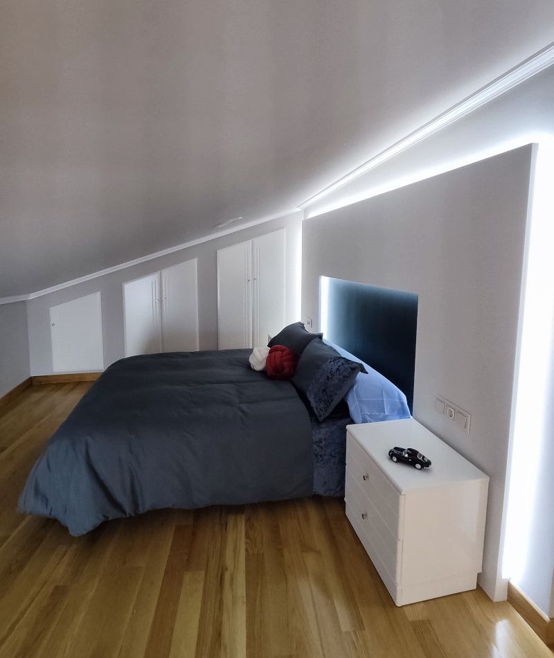 Cabecero de pladur con luz indirecta.