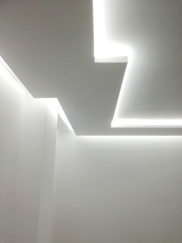 Techo con luz indirecta.