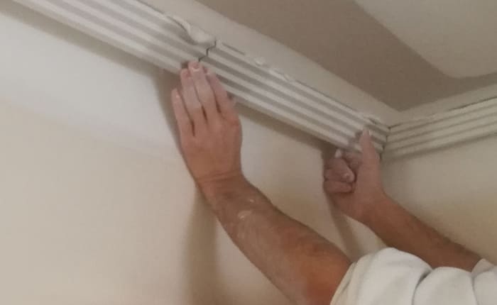Instalación de moldura de escayola.