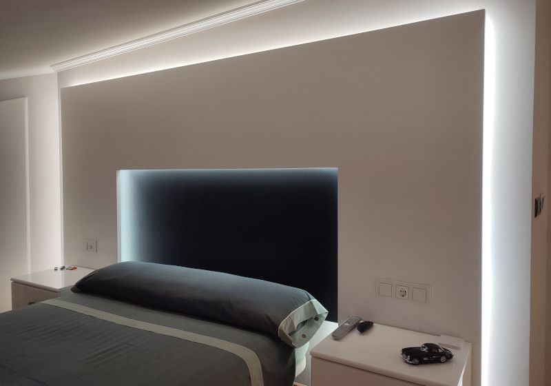 Cabecero de pladur con luz indirecta.