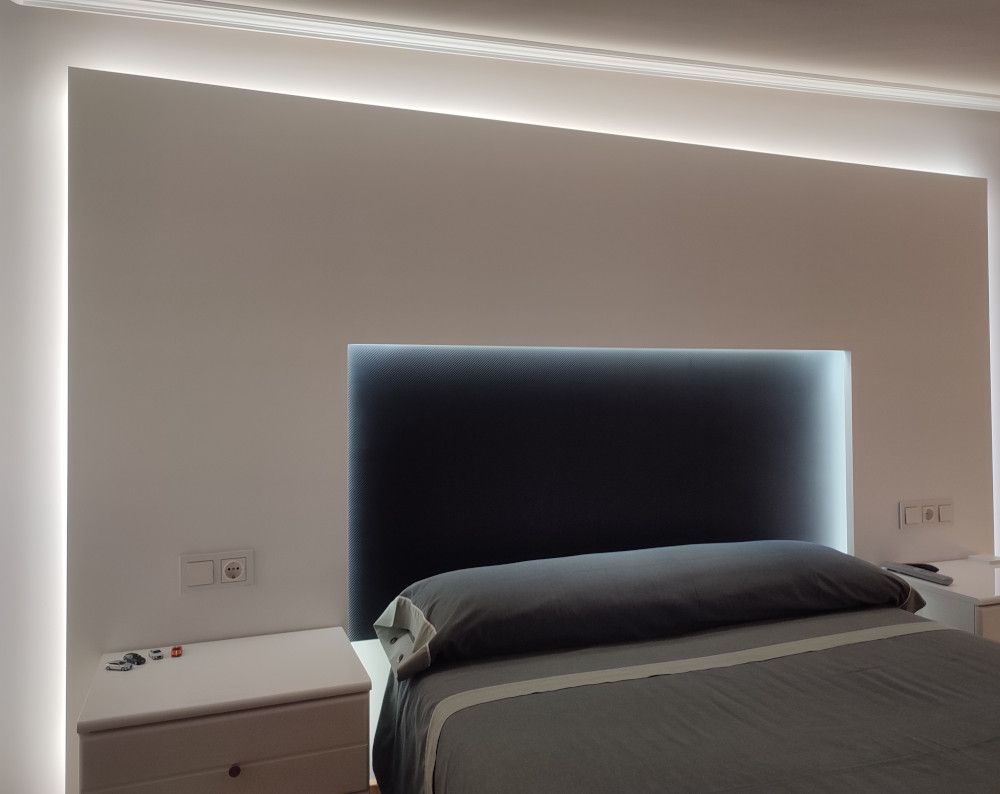 Cabecero de pladur con luz indirecta.