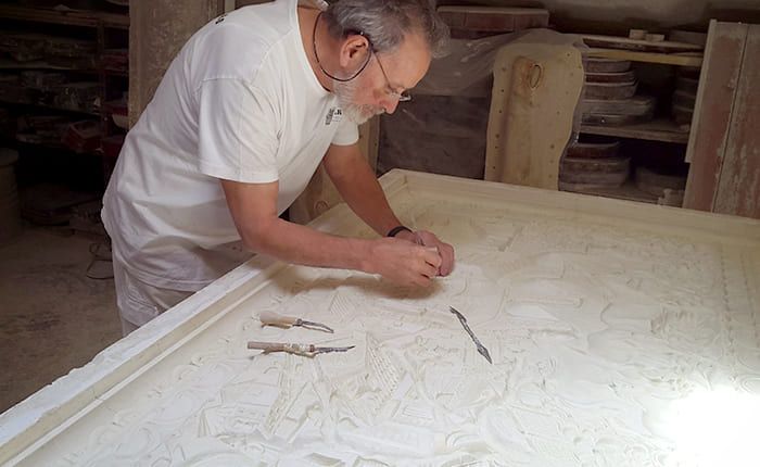 Trabajando en el taller en una pieza de escayola.